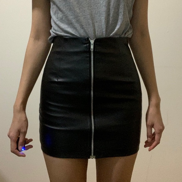 Dresses & Skirts - Faux leather high waist skirt with big zipper 💖🦄